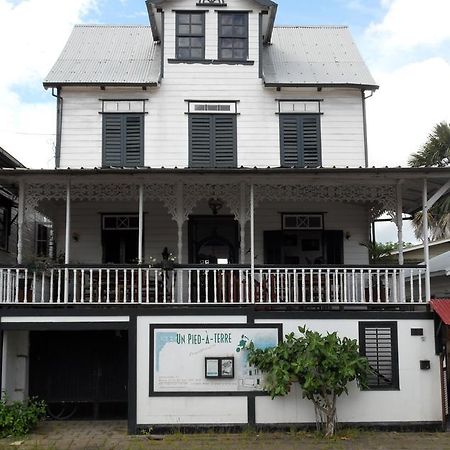 Guesthouse Un Pied-A-Terreパラマリボ エクステリア 写真
