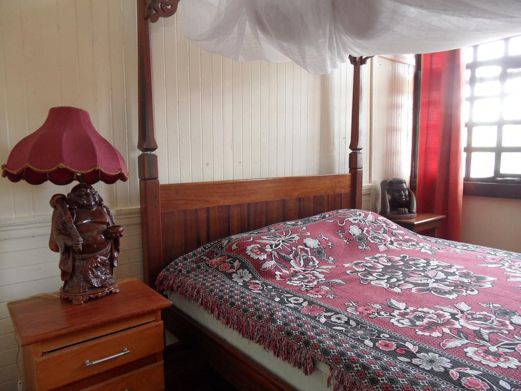 Guesthouse Un Pied-A-Terreパラマリボ エクステリア 写真