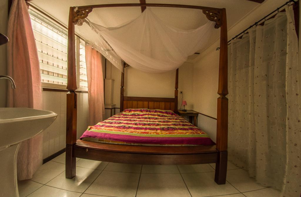 Guesthouse Un Pied-A-Terreパラマリボ エクステリア 写真
