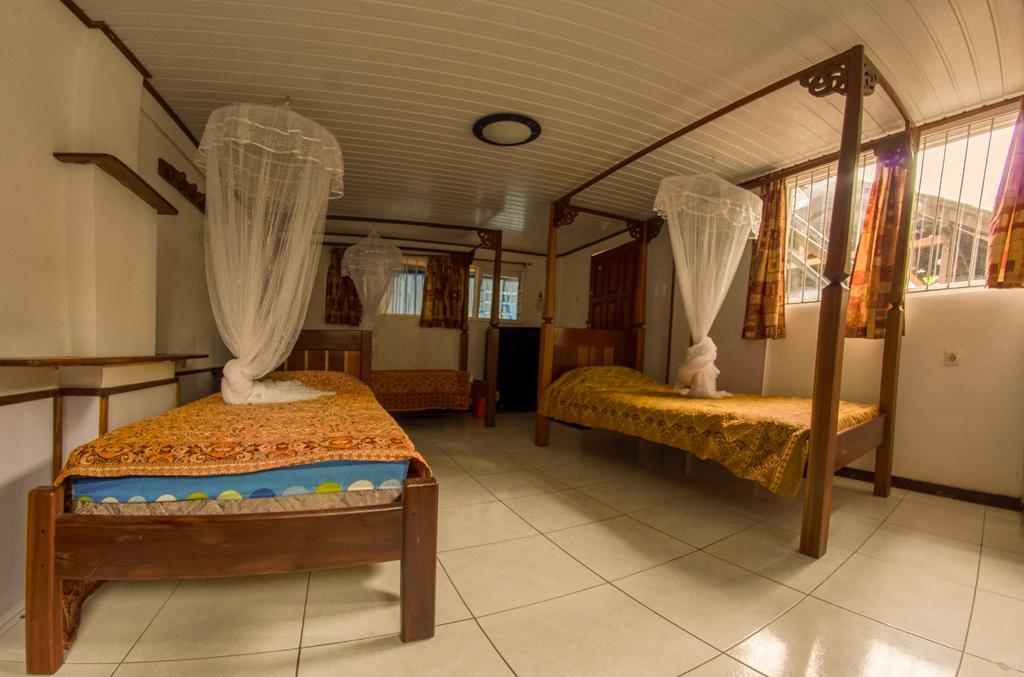 Guesthouse Un Pied-A-Terreパラマリボ エクステリア 写真