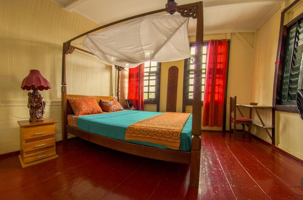 Guesthouse Un Pied-A-Terreパラマリボ エクステリア 写真