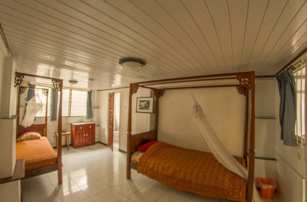 Guesthouse Un Pied-A-Terreパラマリボ エクステリア 写真
