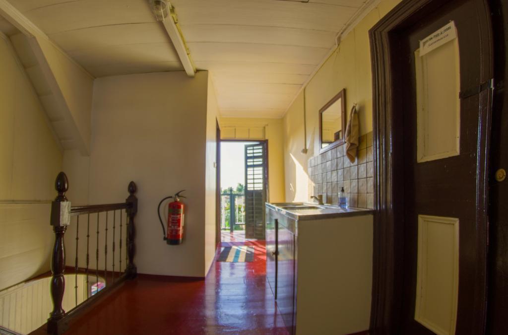 Guesthouse Un Pied-A-Terreパラマリボ エクステリア 写真