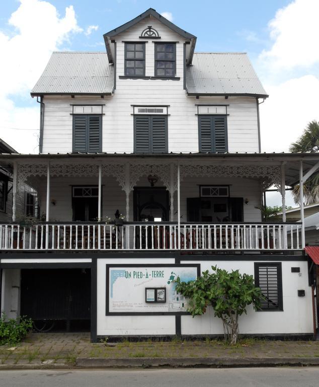 Guesthouse Un Pied-A-Terreパラマリボ エクステリア 写真
